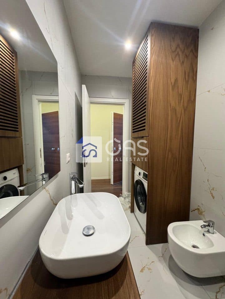 Jepet apartament me qera 2+1+post parkimi ne Xhamllik 4