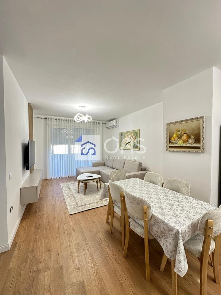 Jepet me qera apartament 2+1+2 QSUT (perball ministris se mbrojtjes)