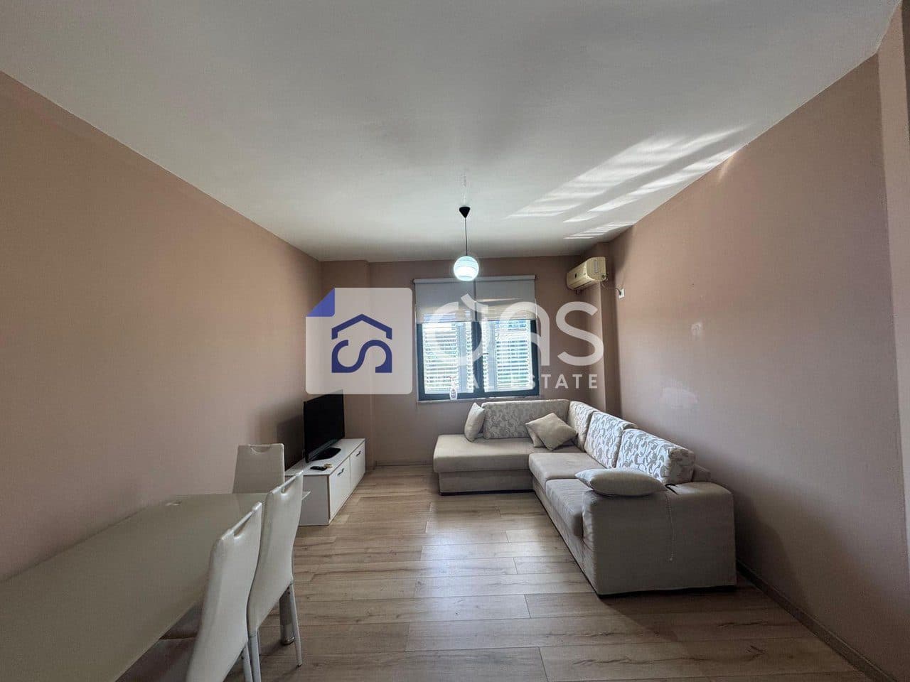 Jepet apartament me qera 1+1 Ish Stacioni Trenit