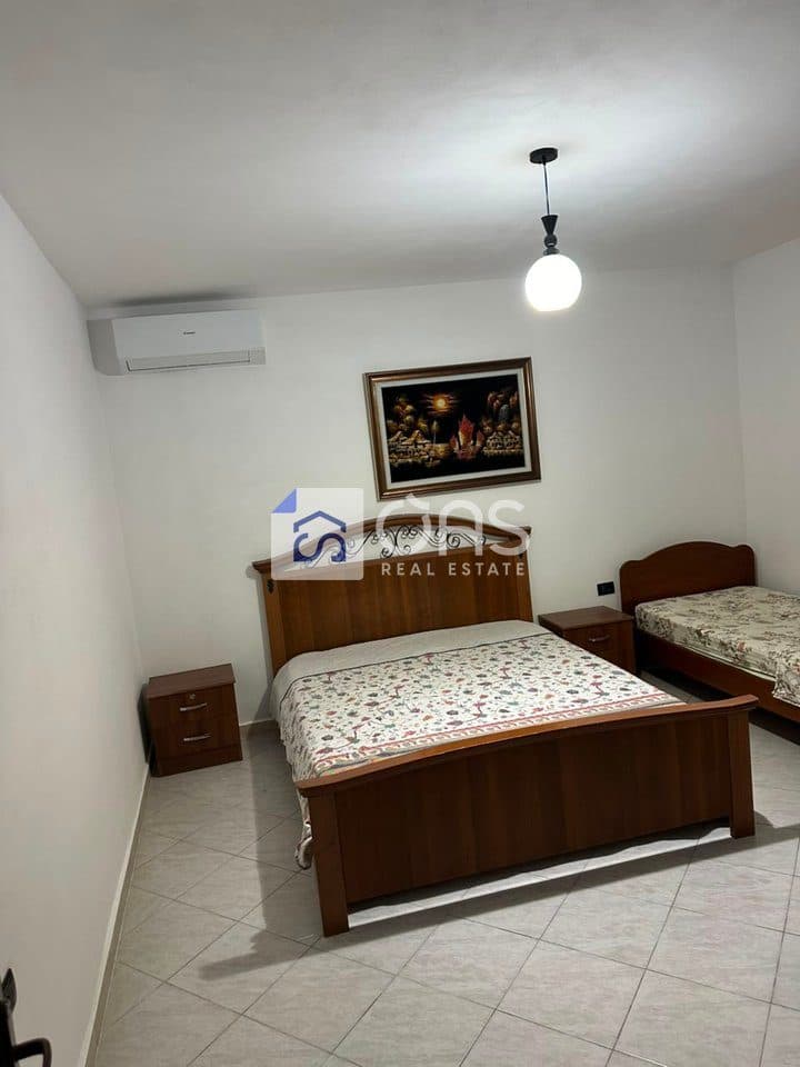 Jepet me qera apartamenti 1+1 komuna e parisit