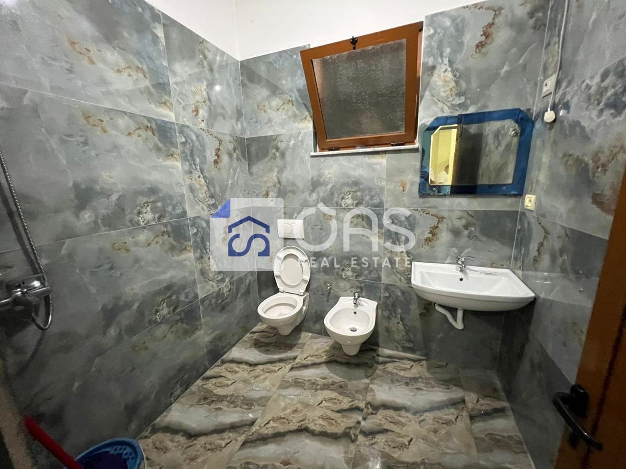 Vilë me 2 hyrje Me Qera në Ali Demi, Tiranë - 350.000€ | 230 m² 4