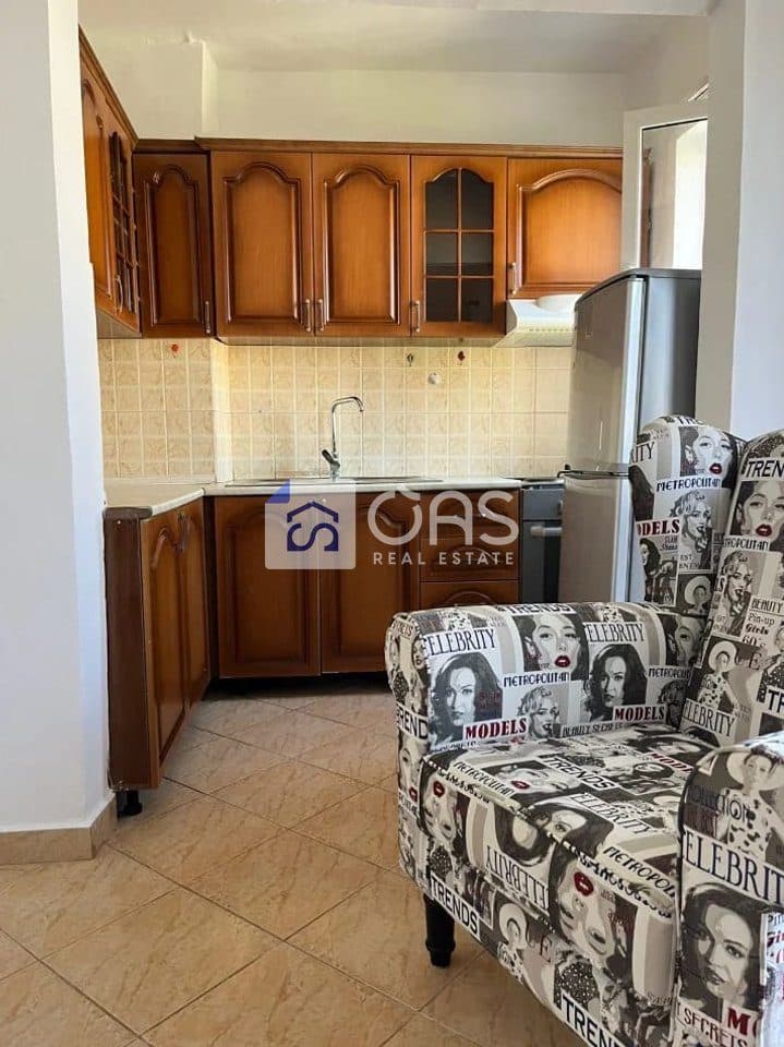 Jepet Apartament me qera 1+1 Ne Porcelan 2