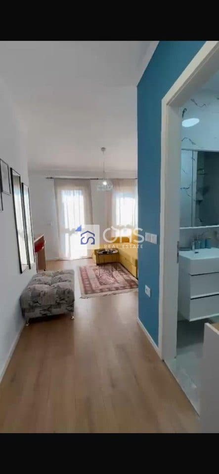 Jepet 2 apartament me qera 1+1 Rruga E Durrsit