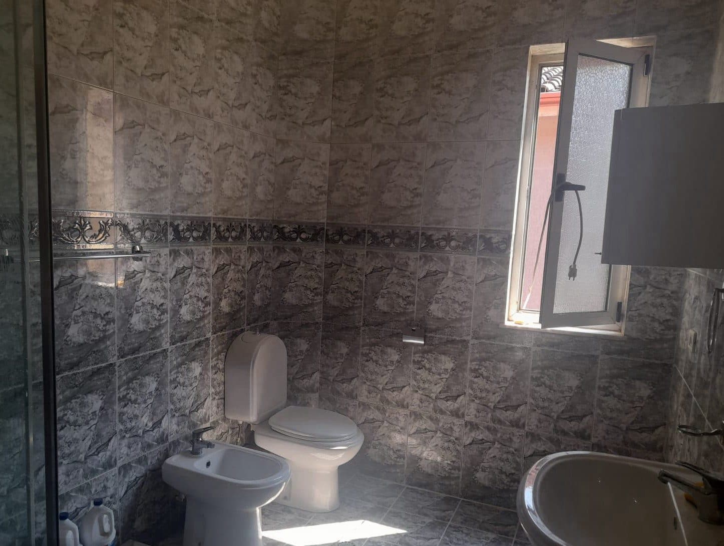 Jepet Shtepi me qera 2+1 Tek Komuna e Parisit