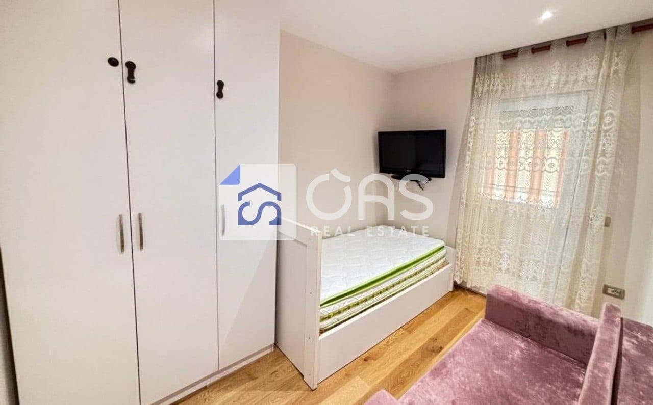 Jepet me qera apartament 3+1 Pazari i Ri 4