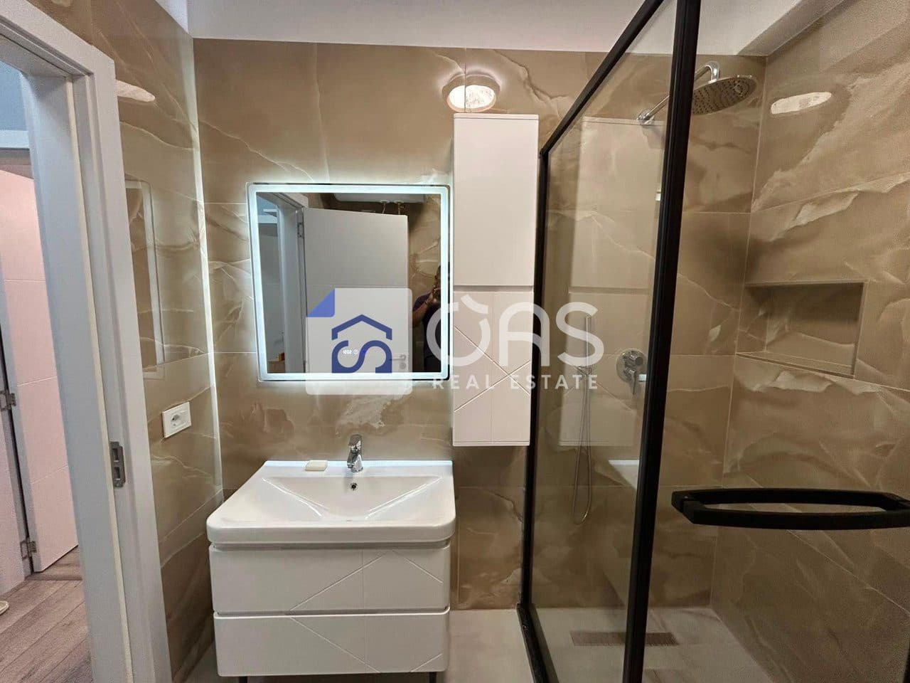 Jepet apartament me qera 2+1 Tek Stacion Trenit