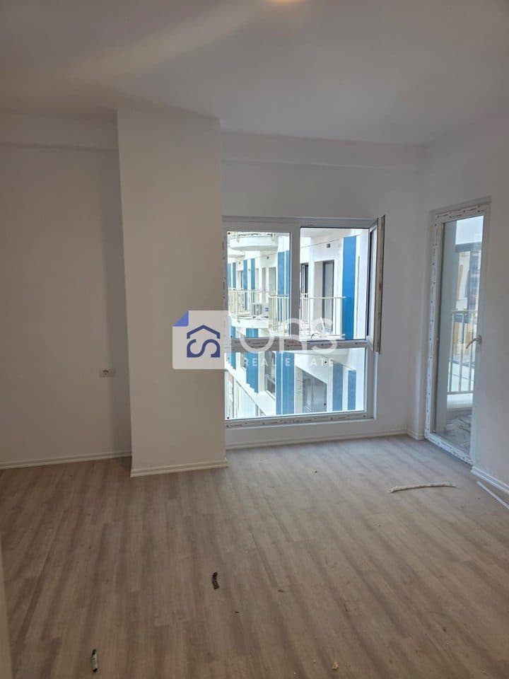 Jepet ambjent 2+1 per zyra me qera tek Zogu i Zi 3