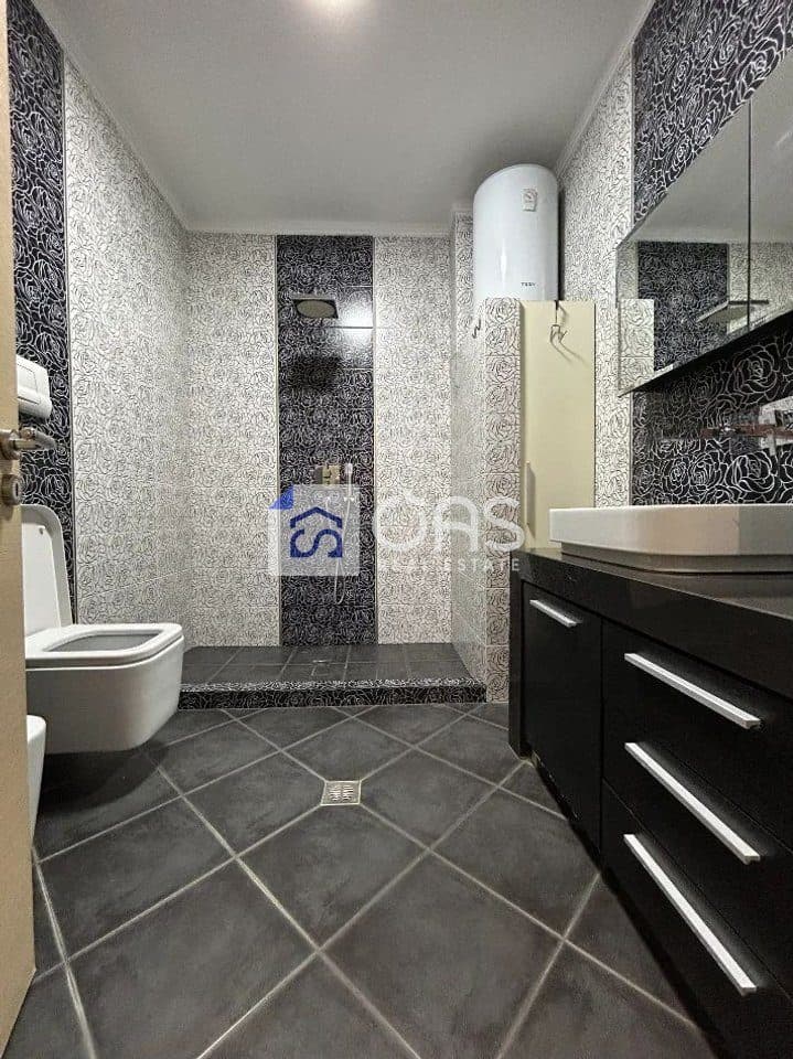 Jepet apartament me qera 1+1 tek Komuna e Parisit 3