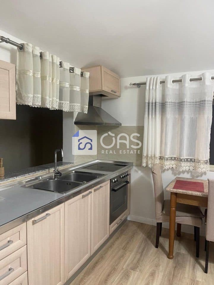 Jepet me qera apartament 1+1 tek Komuna e Parisit 3