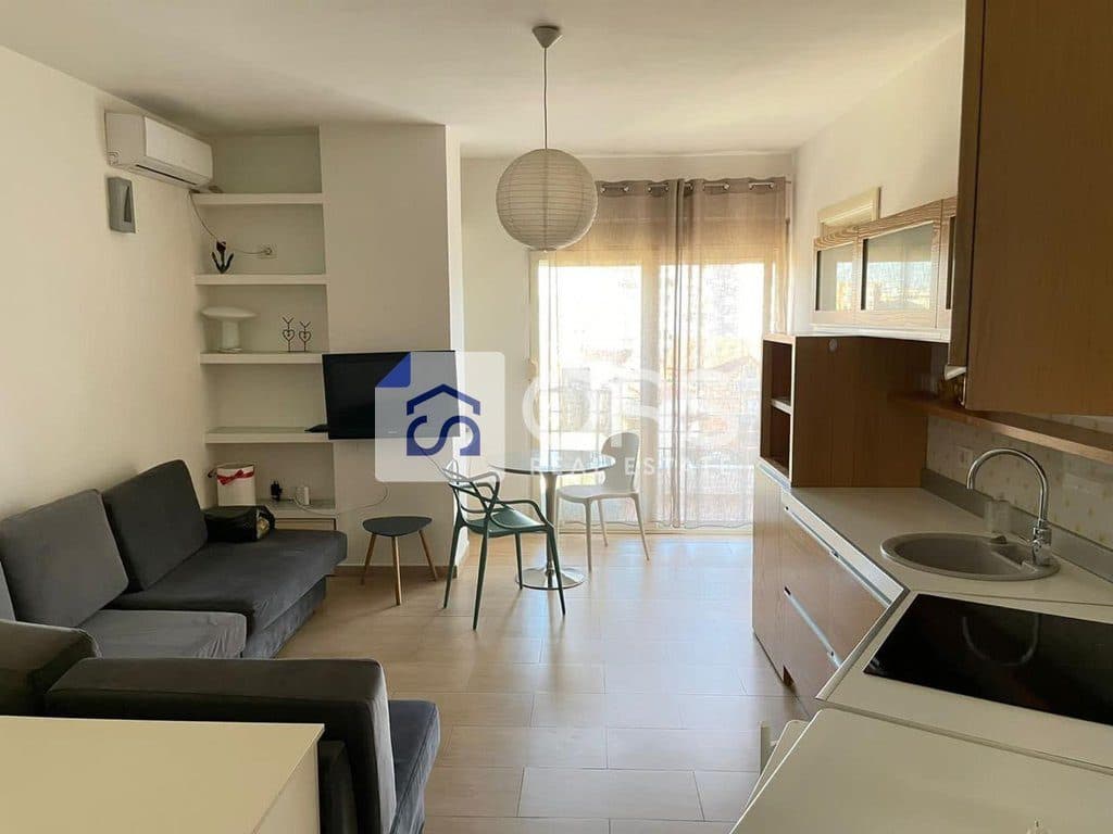 Jepet me qera apartament 1+1 te Komuna e Parisit