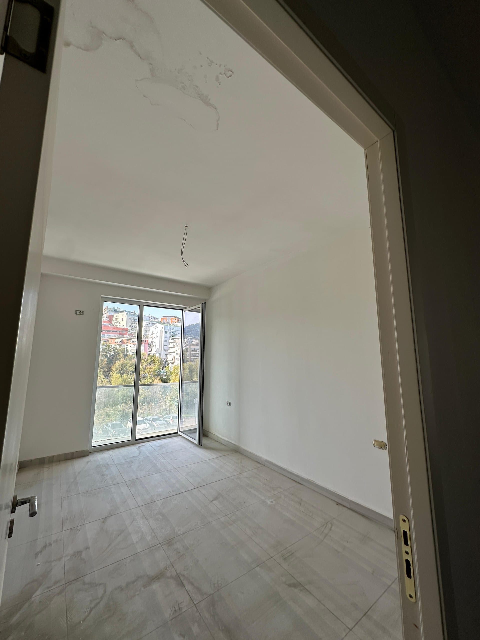Shitet Apartament 2+1+2 tek Liqeni i Thate 4
