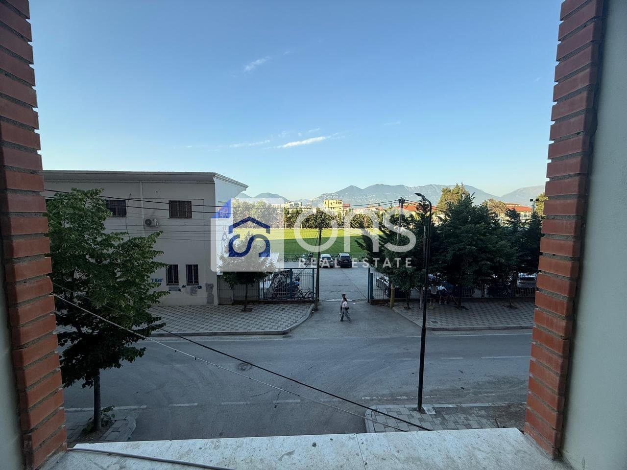 Jepet me qera Duplex, Prane Amerikan 3 4