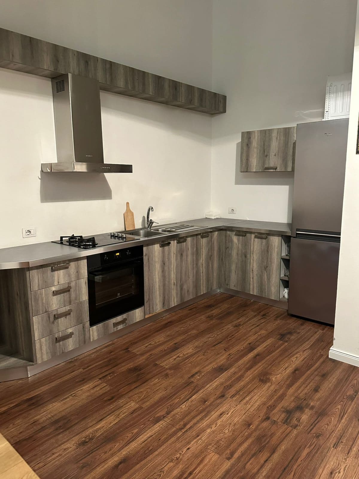 Jepet me qera apartament 2+1 tek Zogu Zi 2