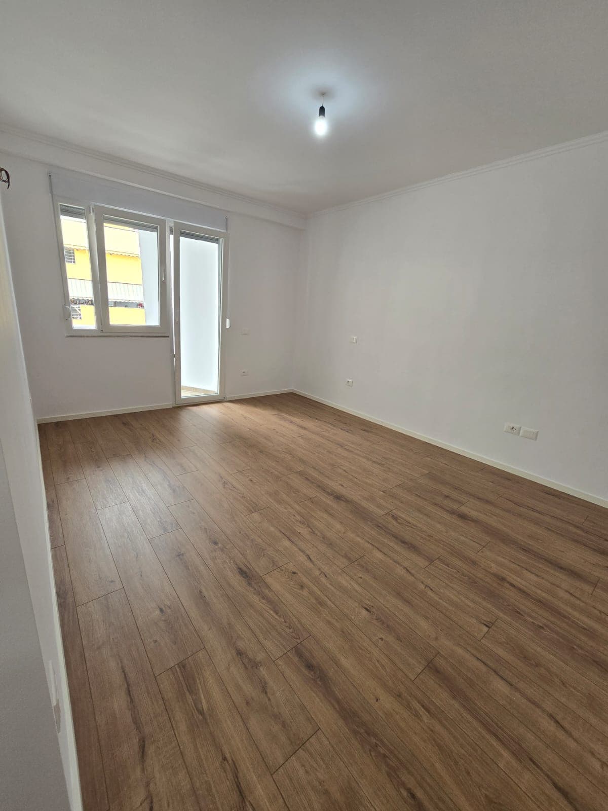 Shitet apartament 2+1 tek Rruga Kavajes. 2