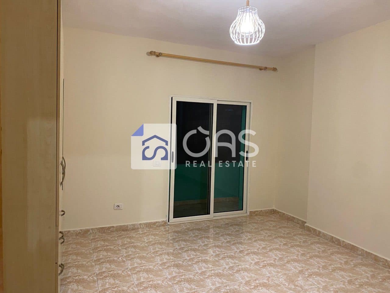Jepet apartament me qera 3+1 tek Komuna e Parisit " Kullat Arabe" 2