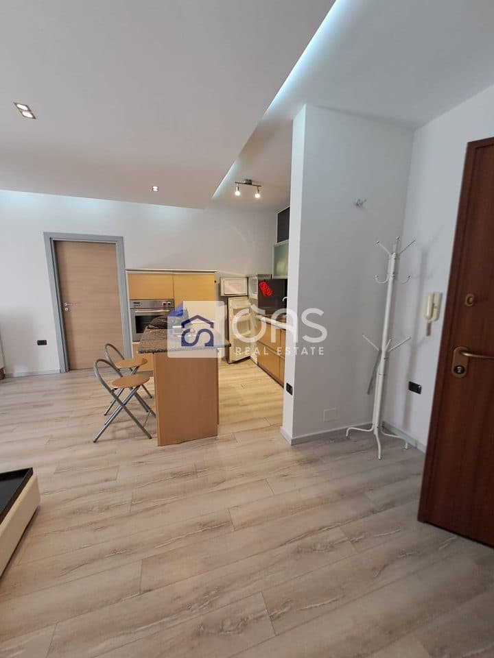 Jepet me qera apartament 1+1 tek stadiumi Air Albania. 4