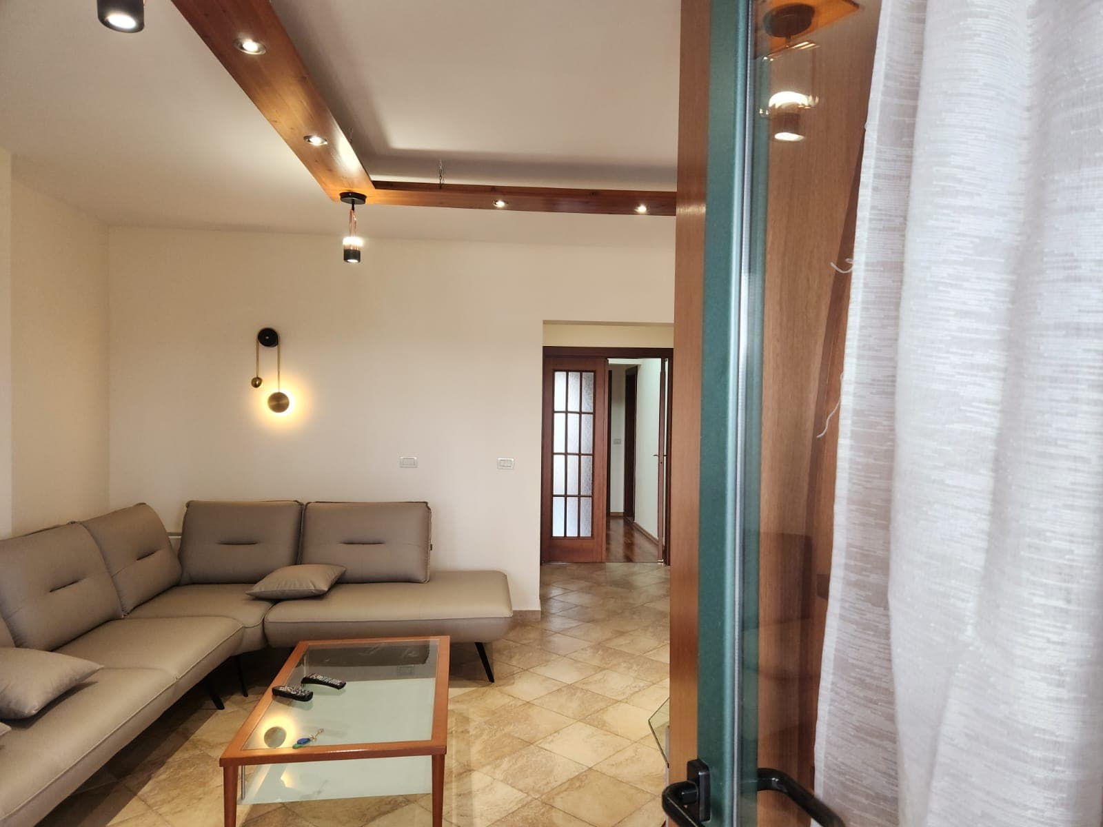 Jepet me qera apartament 2+1 prane Sheshit Nene Tereza