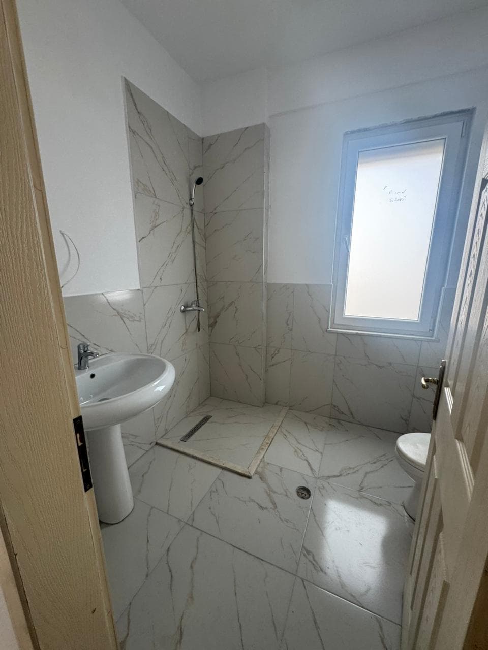 Shitet apartament 2+1+2 ne Pallatet e Verdha 3