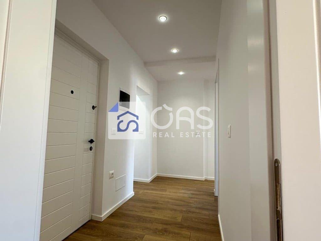 Shitet apartament 2+1 pran Stacionit te Trenit (Rruga e Brrages) 4