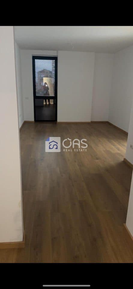 Jepet me qera Apartament 1+1 Tek Shkolla e Kuqe