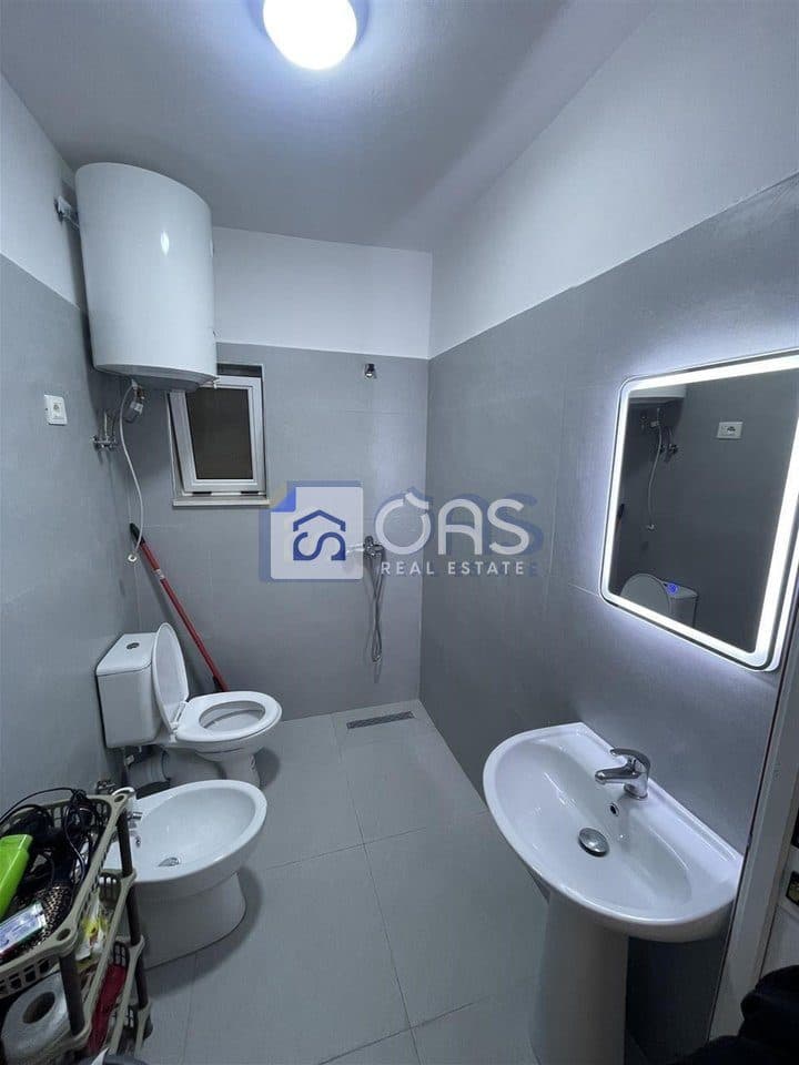 Jepet me Qera Apartament 1+1+Post parkimi ne Institut. 3