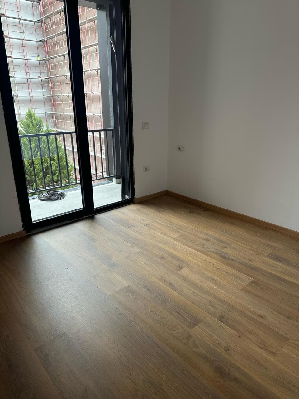 Jepet me qera Apartament 1+1 Tek Shkolla e Kuqe 3