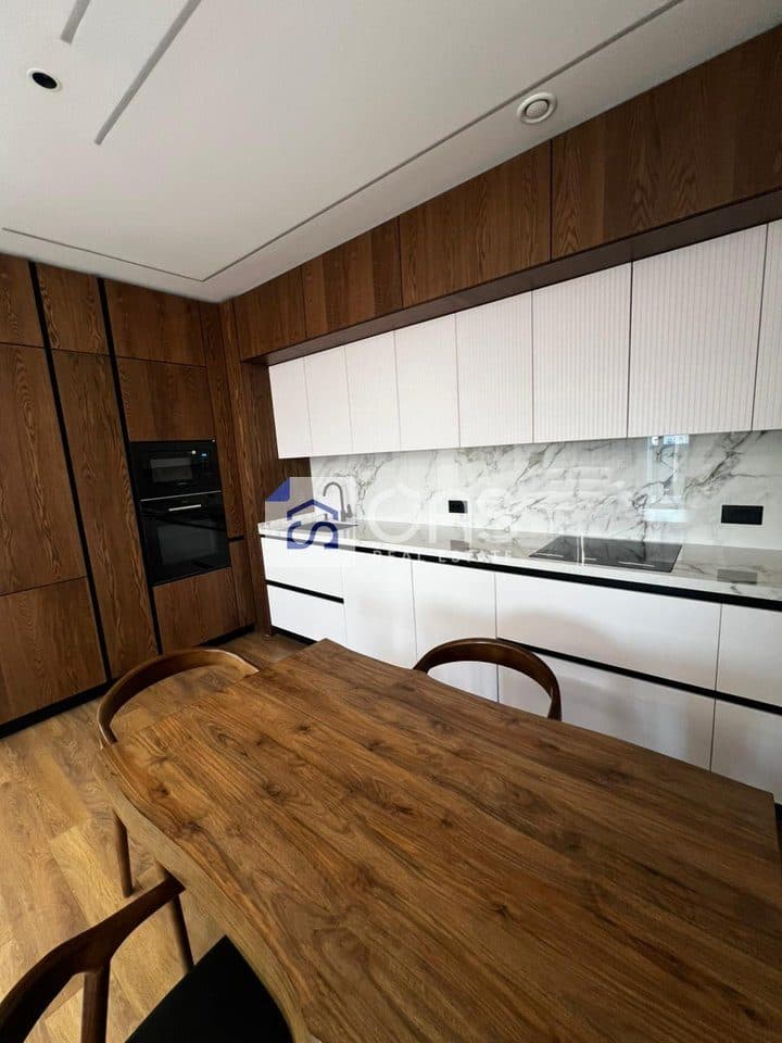Jepet me qera super apartament 3+1+2+Verande+Parkim tek Bulevardi I Ri. 4