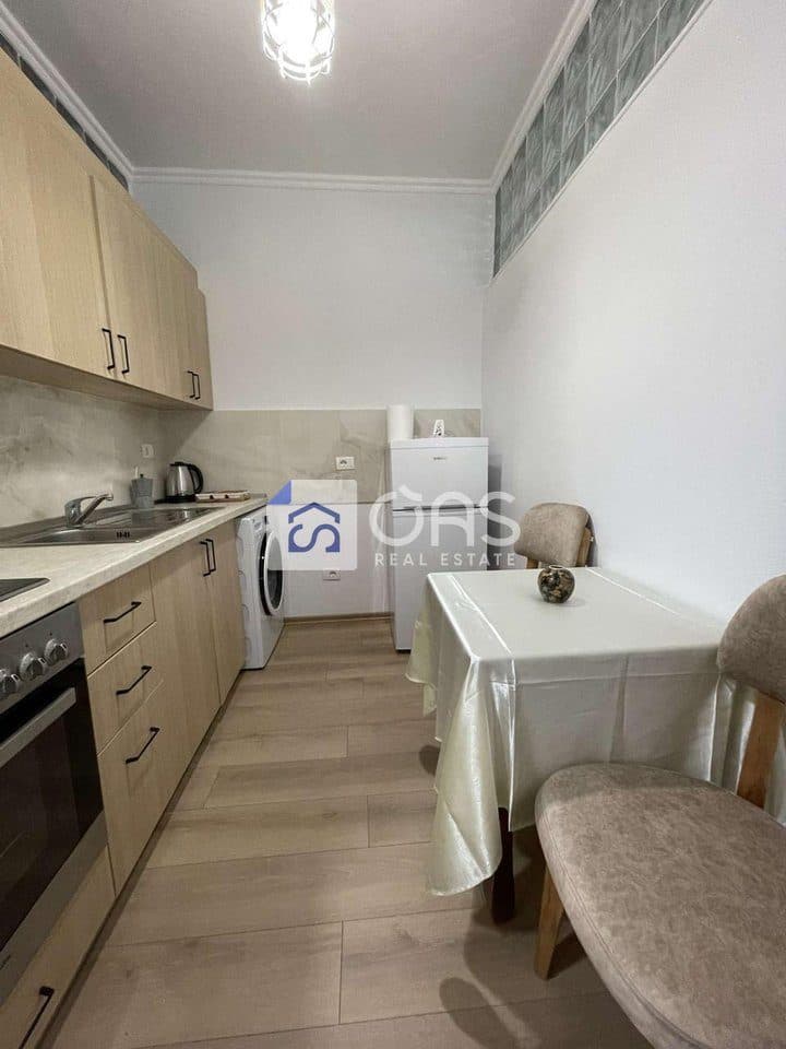 Jepet me qera apartamenti 1+1 Komuna e Parisit 4