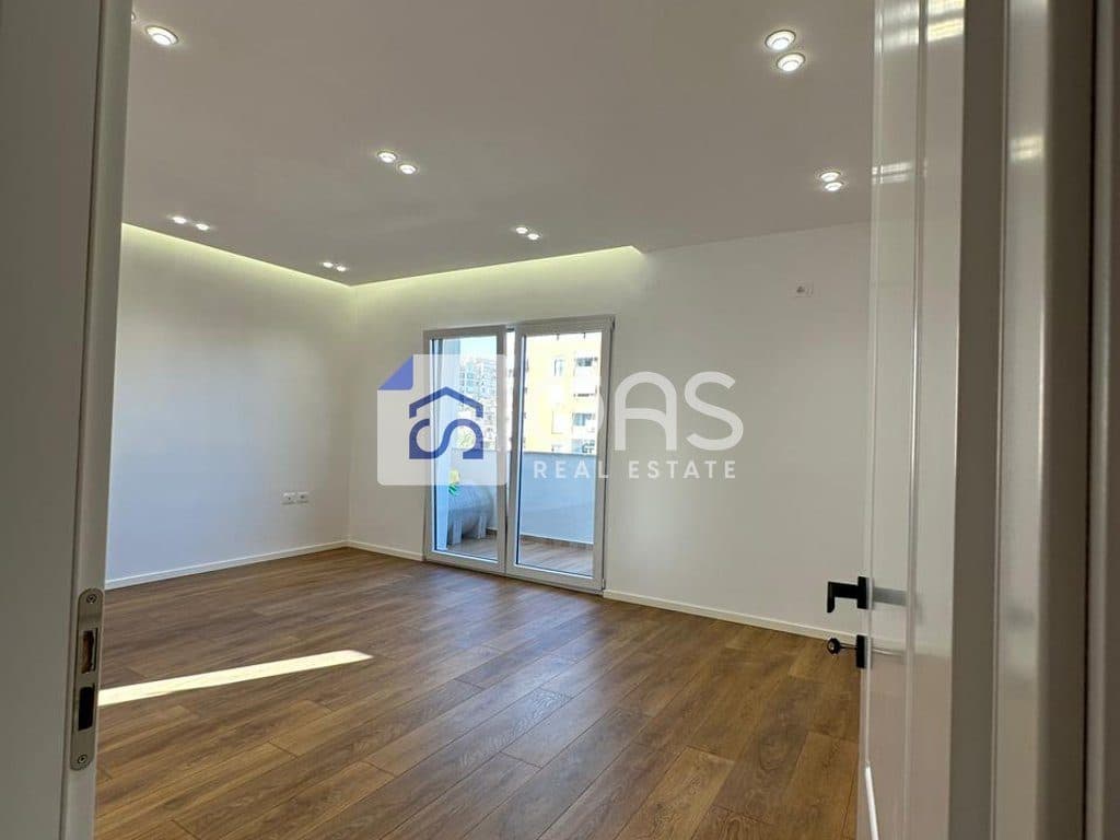 Shitet apartament 2+1 pran Stacionit te Trenit (Rruga e Brrages) 2