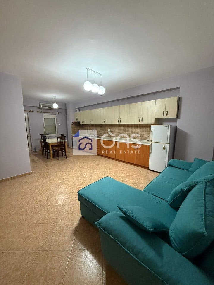 Jepet apartament me qera 2+1 Xhamllik