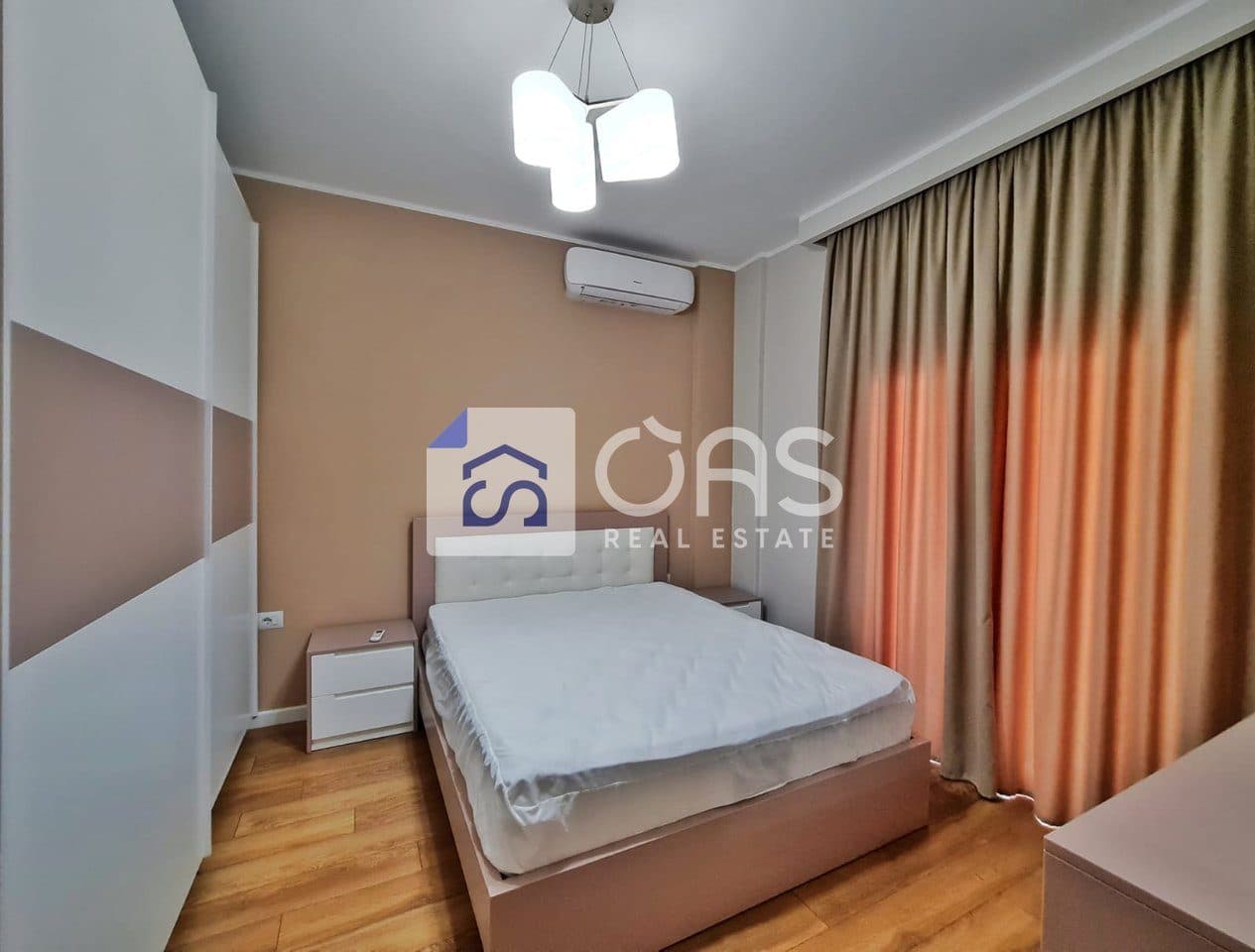 Jepet me qera apartament 4+1+2 tek Komuna Parisit 4