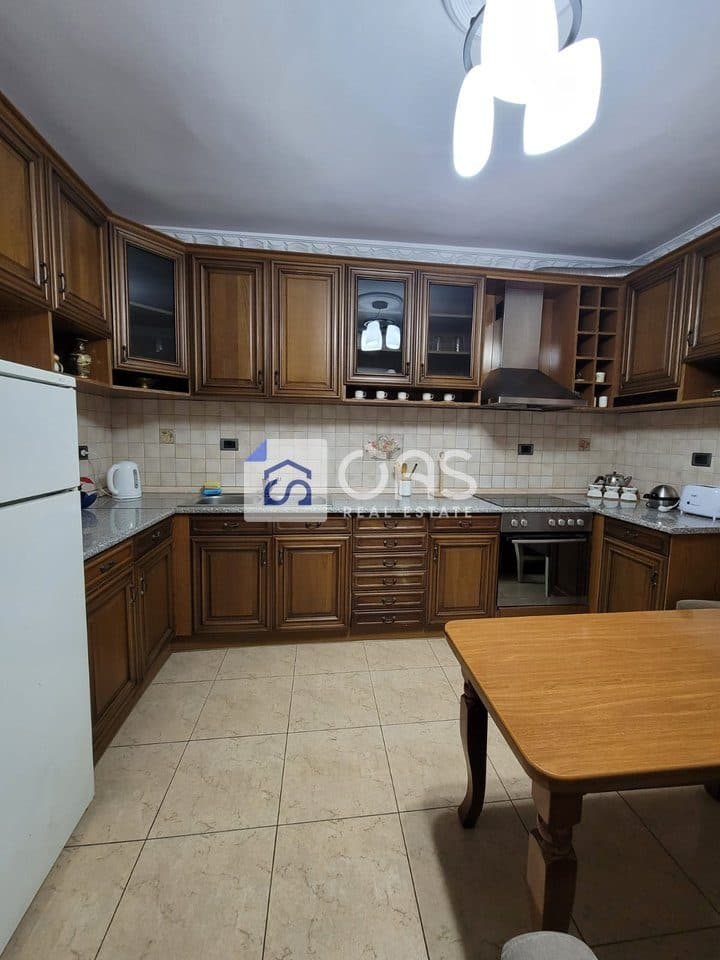 Jepet me qera apartament 2+1+Parkim ne Qender(Rruga Fortuzi)