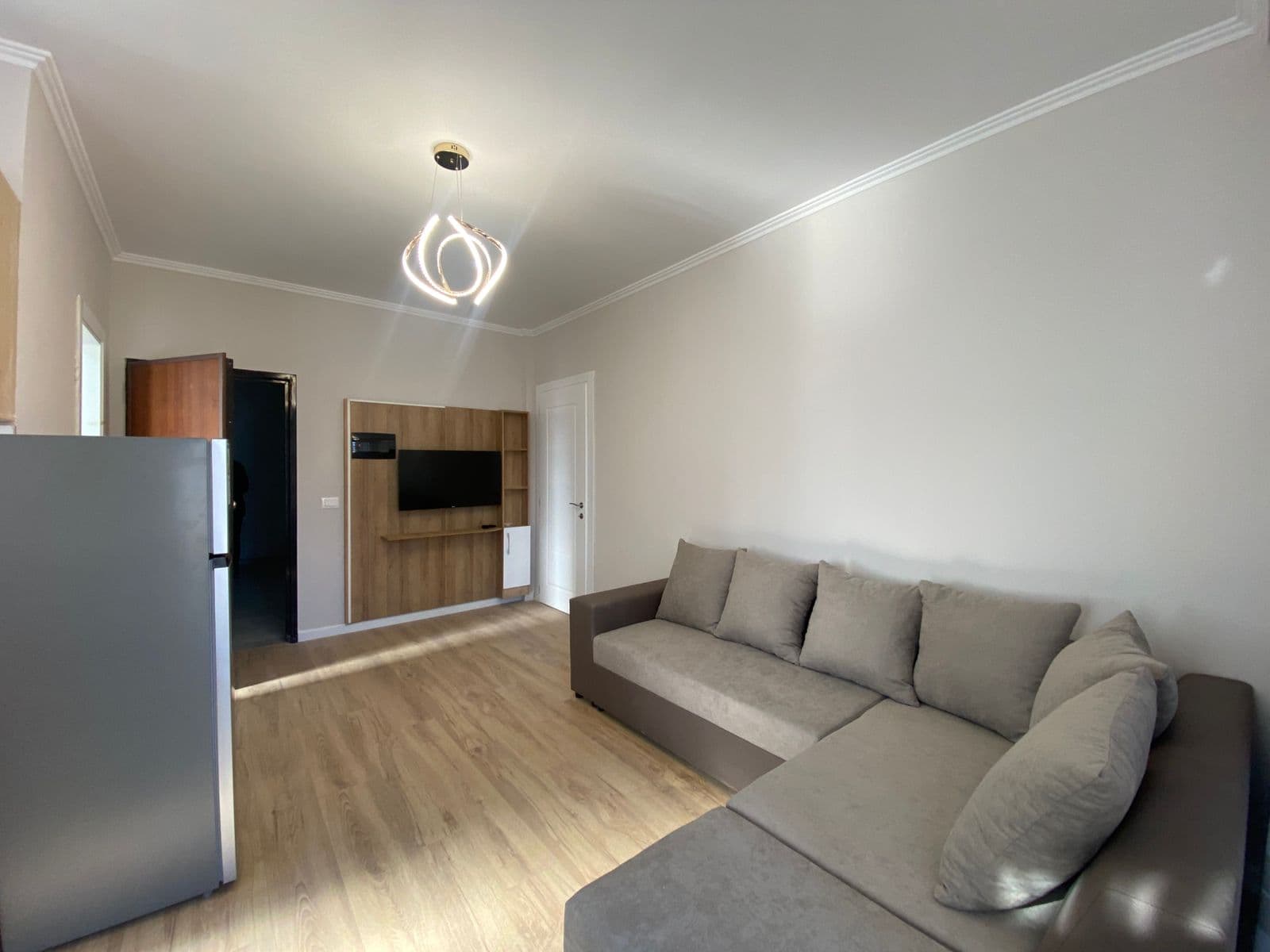 Jepet me qera apartament 1+1 tek 21 Dhjetori