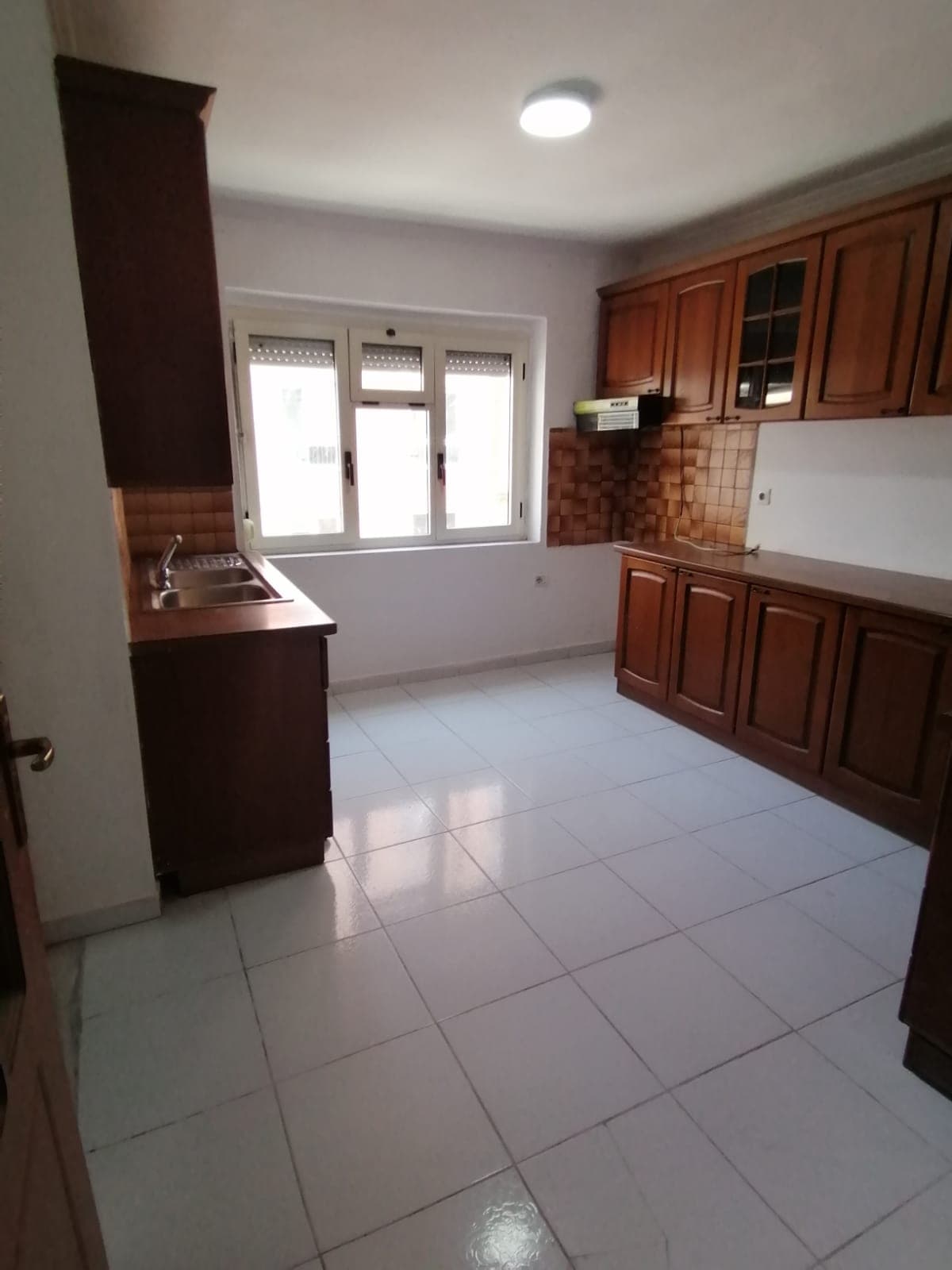Apartament me qera 3+1 Tek Rruga e Kavajes 2