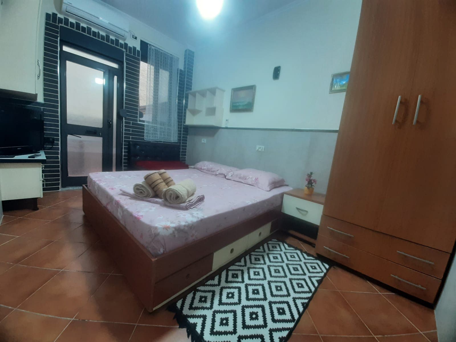 Jepet me qera apartament 1+1 tek Bulevardi i Ri 3