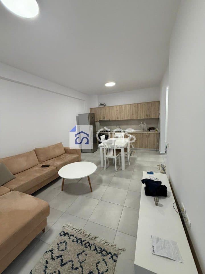 jepet me qira Apartament 2+1 Te Pallati me shigjeta 4