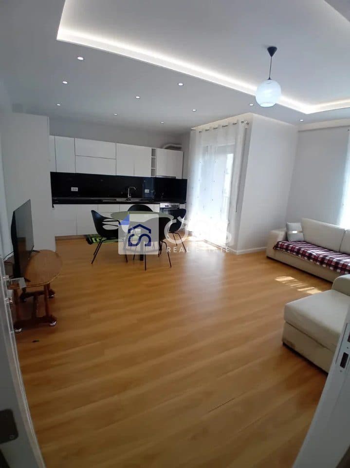 Jepet apartament me qera 2+1 Ne Kamez
