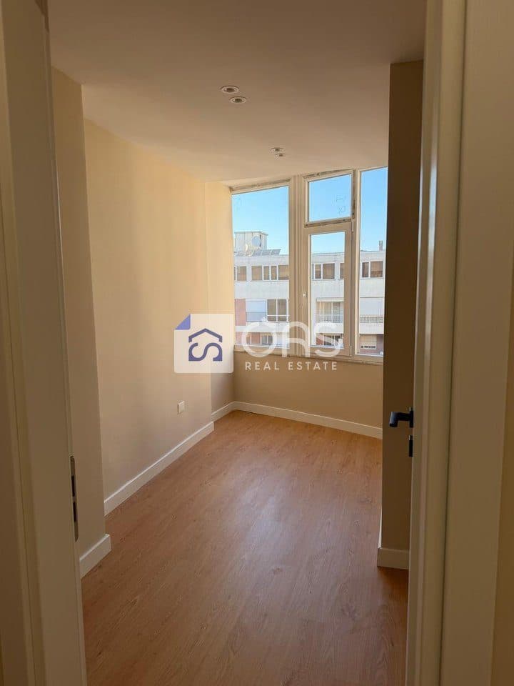 Shitet Apartament 2+1 STACIONI I TRENIT 4