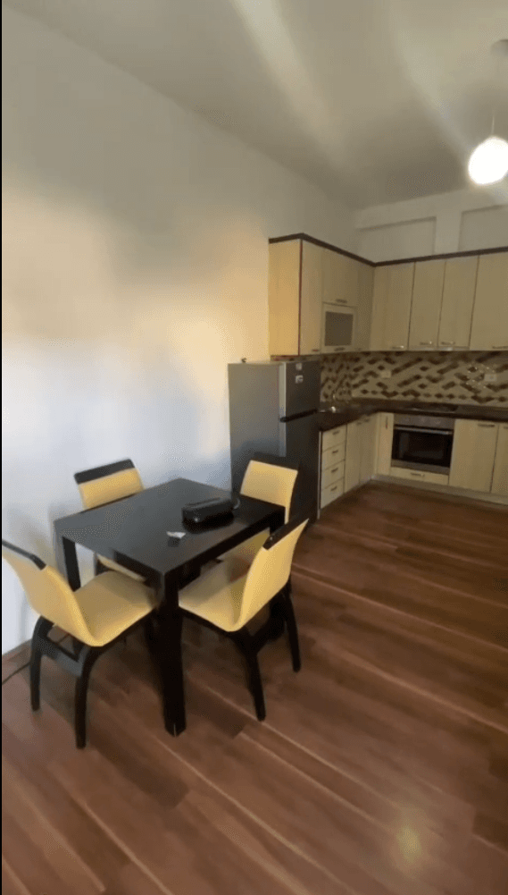 Jepet me qera apartament 1+1 tek Liqeni i Thate