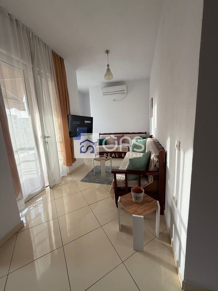 Jepet apartament me qera 1+1 5 Maj 4