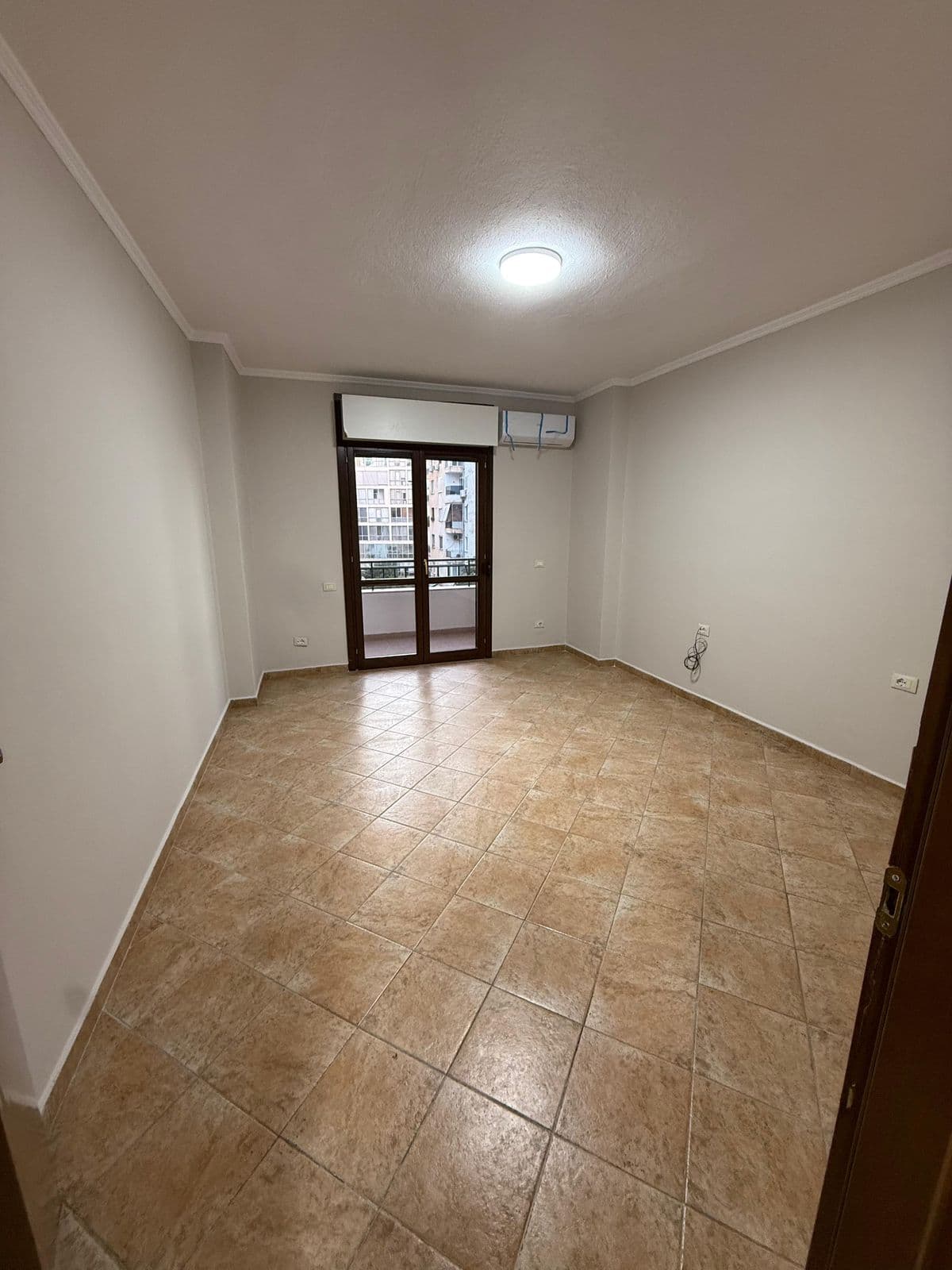 Jepet me qera ambjent per zyra tek Komuna Parisit