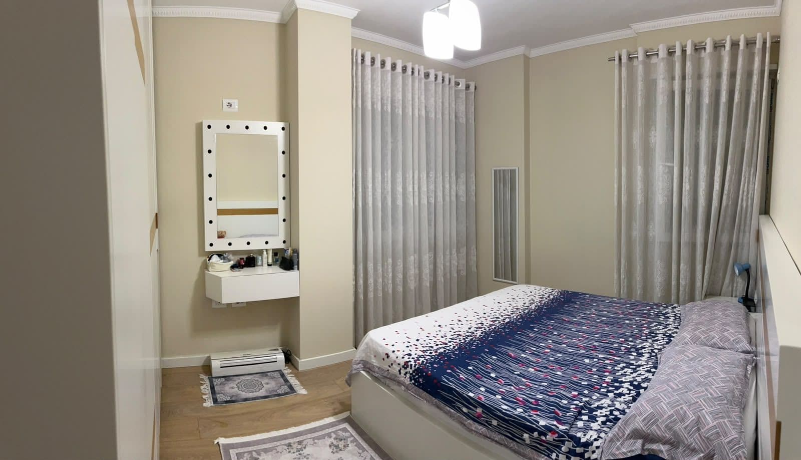Jepet me qera apartament 2+1 te Komuna e Parisit 2