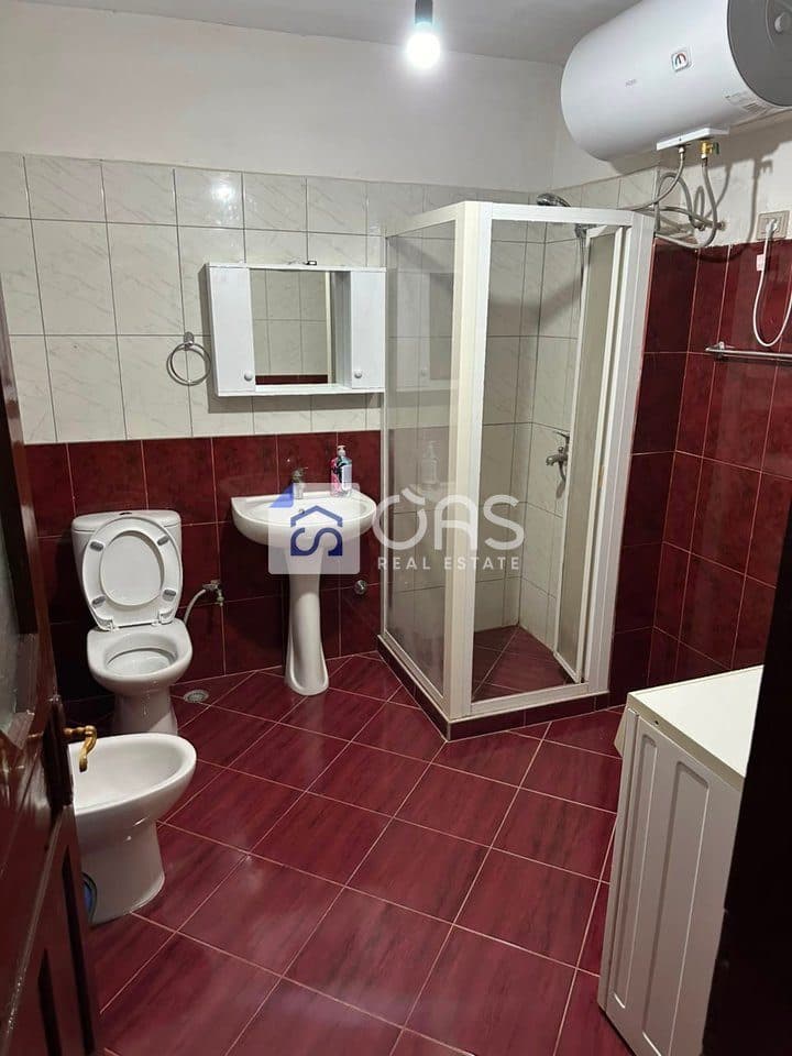 Jepet me qera apartamenti 1+1 komuna e parisit 4