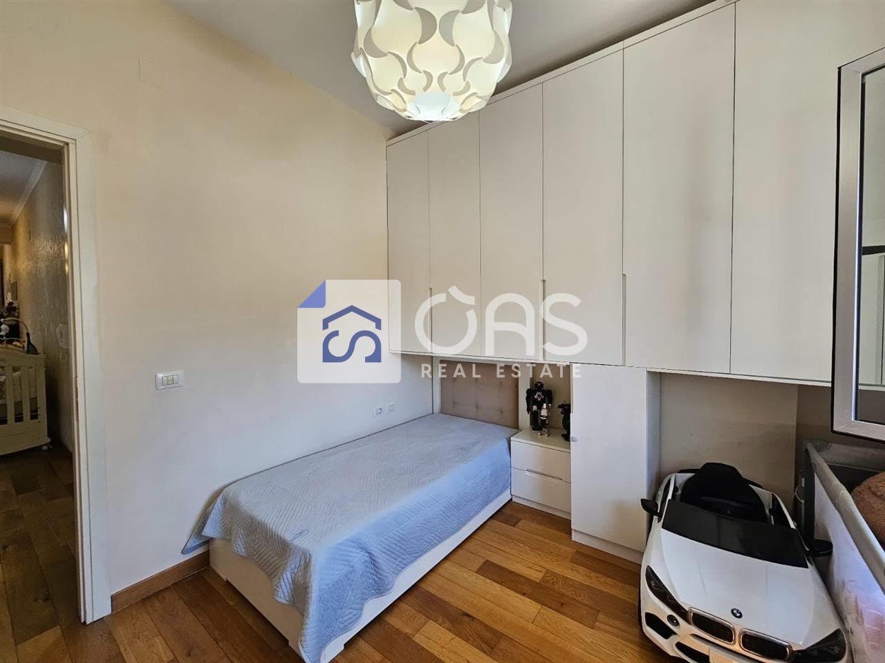 Shitet apartament 2+1+post parkimi tek Liqeni i Thate 4