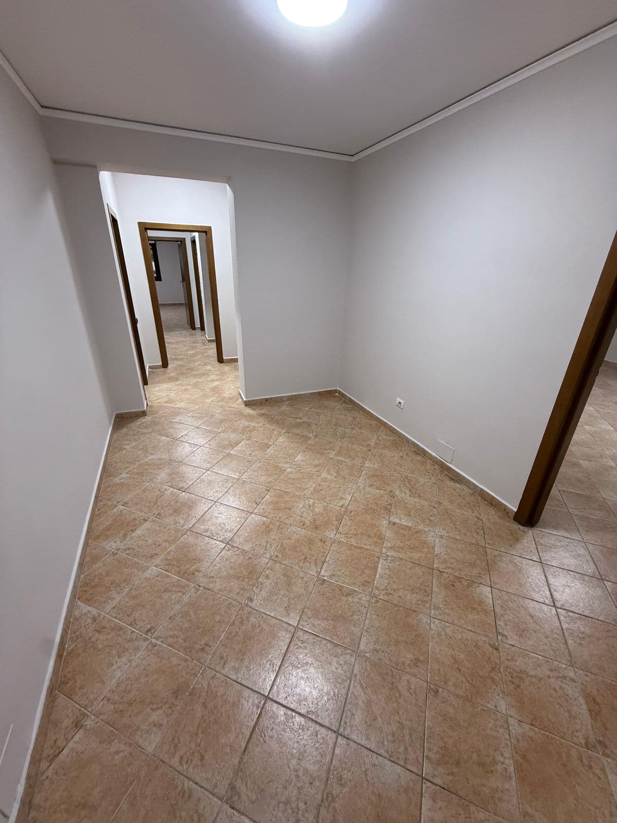 Jepet me qera ambjent per zyra tek Komuna Parisit 3