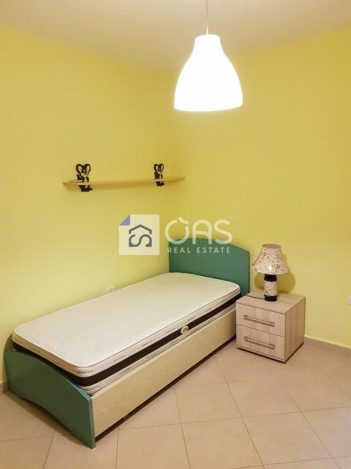 Jepet apartament me qera 2+1+2 tek Pazari i ri 3