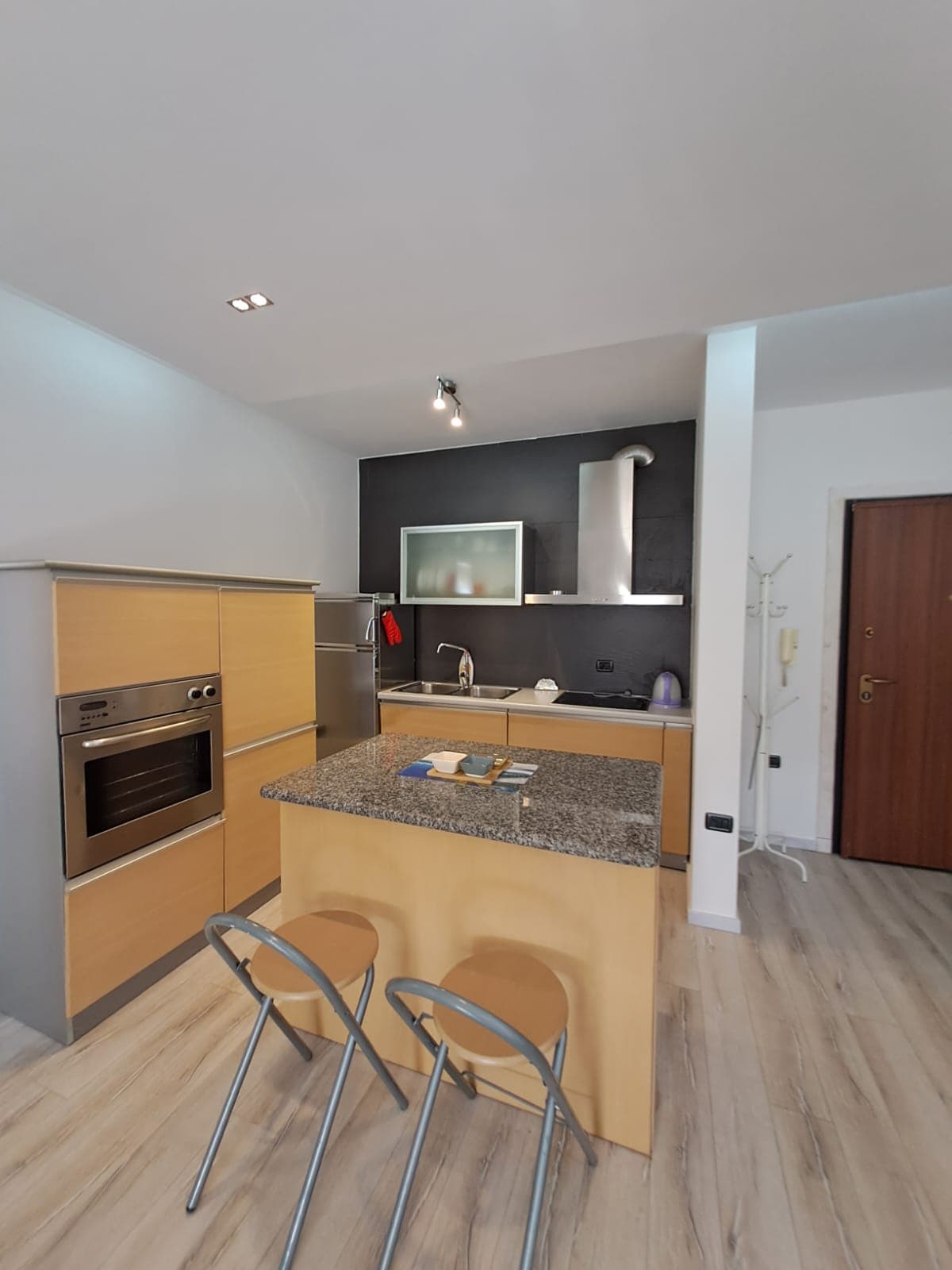 Jepet me qera apartament 1+1 tek stadiumi Air Albania. 2