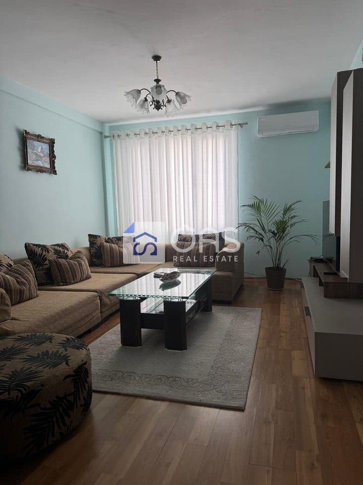 Jepet Apartament me qera 1+1 QENDER 2