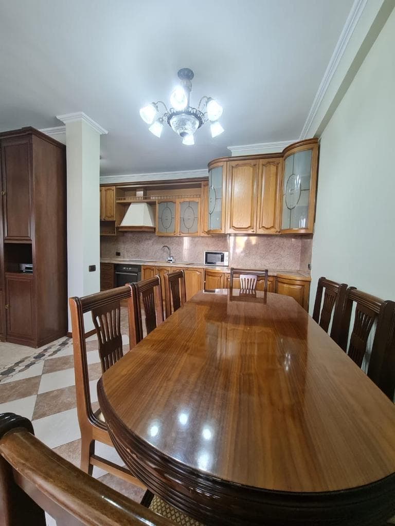 Jepet me qera Apartament 3+1+2 (Bulevardi Zogu i Parë, pranë Intesa San Paolo) 2