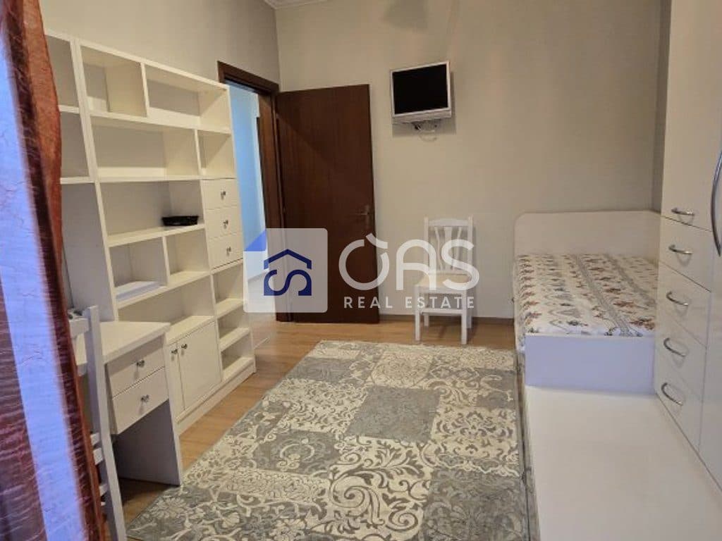 Jepet apartament me qera 2+1+2 tek Sheshi Avni Rustemi te Pazari i Ri. 4
